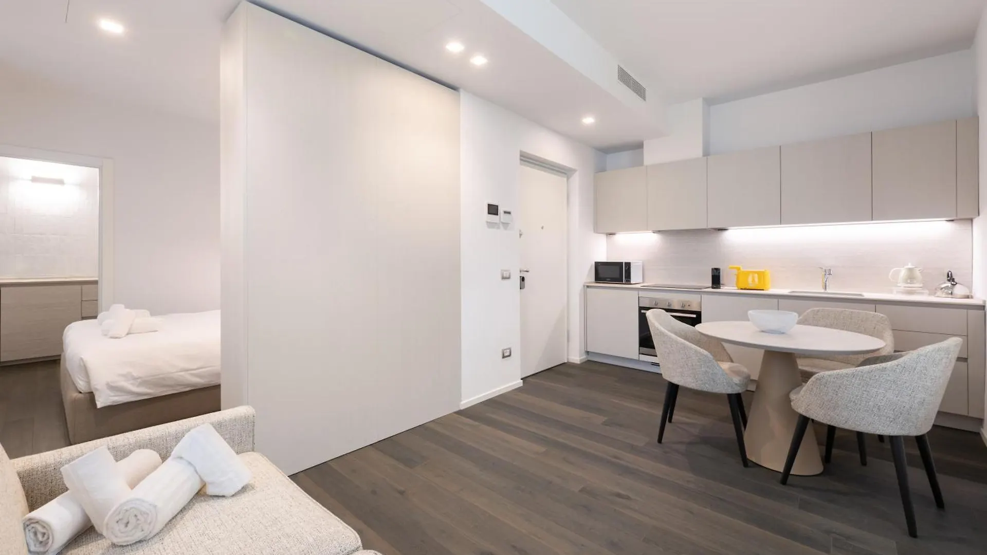 Palazzo La Cortesella - Modern Design & Central Location Como Apartment