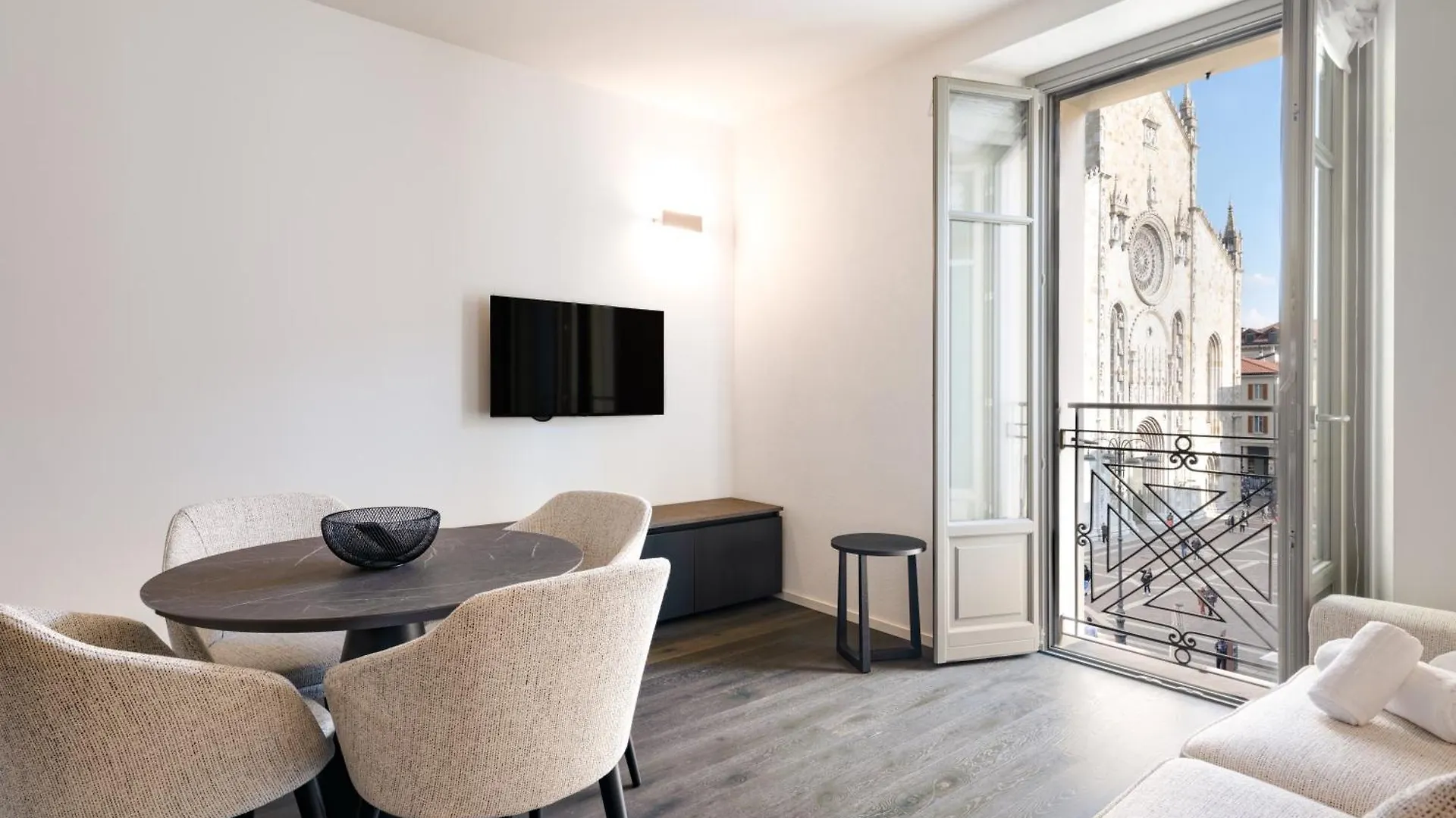 Apartment Palazzo La Cortesella - Modern Design & Central Location Como