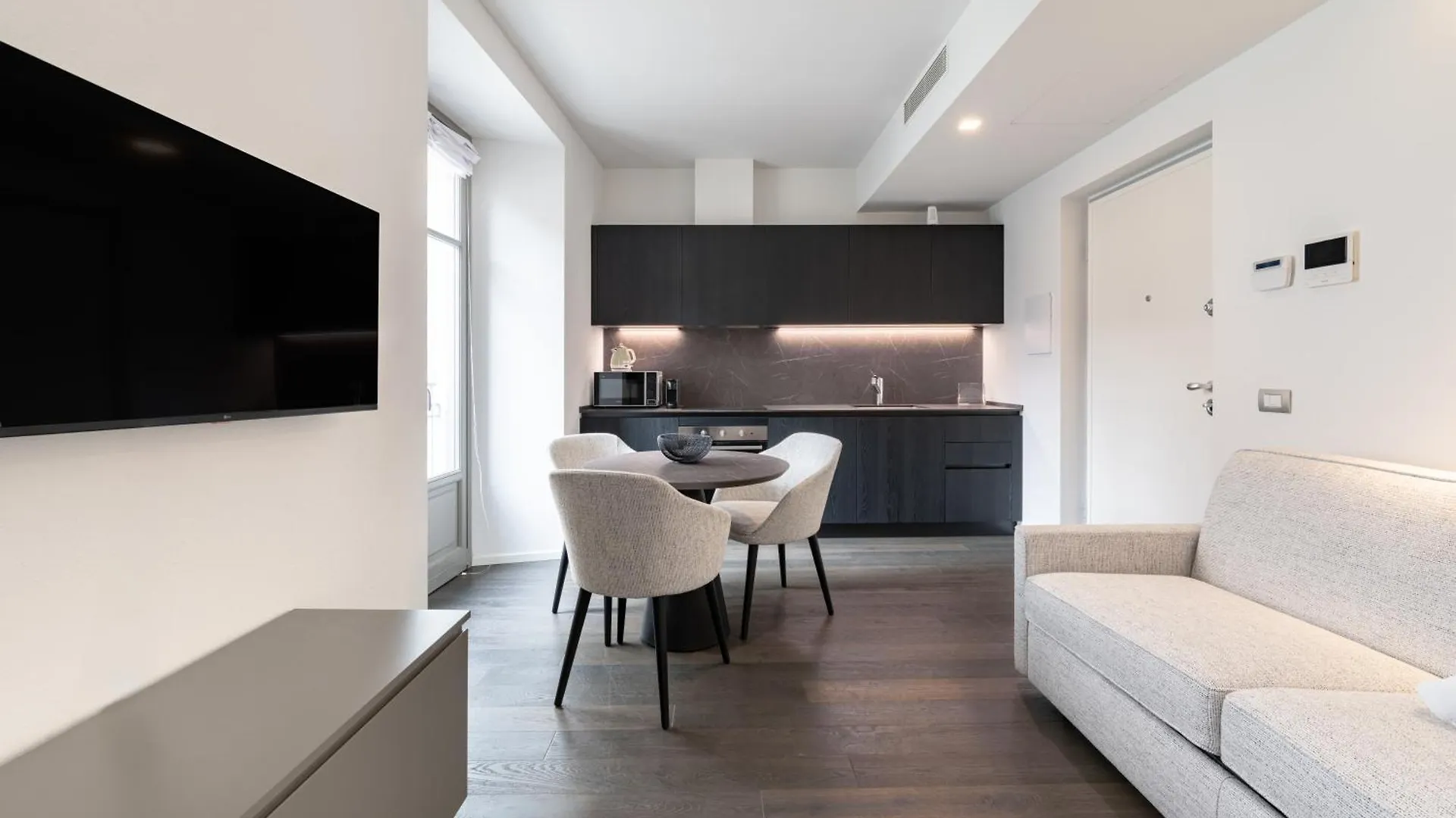 Palazzo La Cortesella - Modern Design & Central Location Como Apartment
