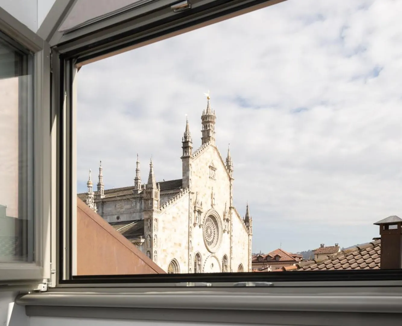 Palazzo La Cortesella - Modern Design & Central Location Como Apartment