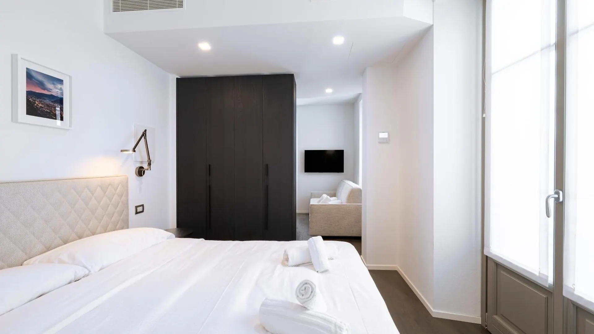 Palazzo La Cortesella - Modern Design & Central Location Como Apartment