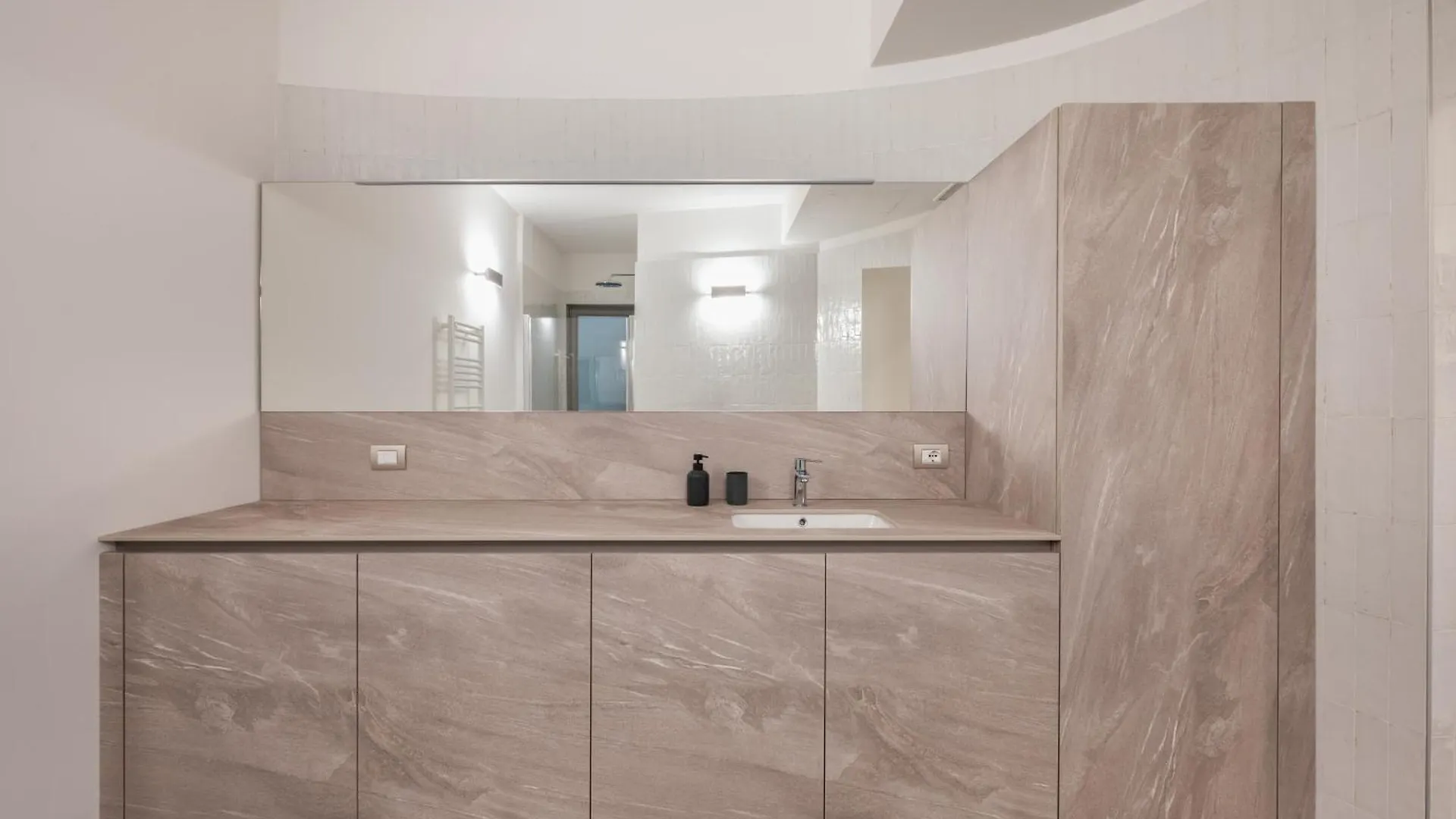 Palazzo La Cortesella - Modern Design & Central Location Como Apartment