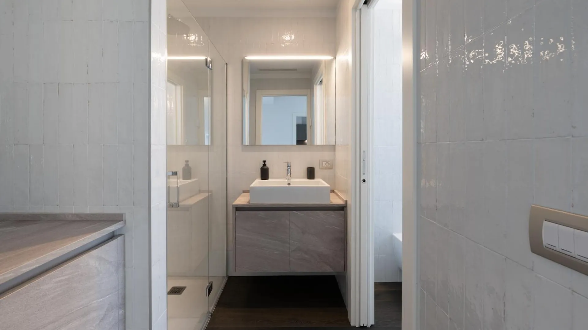 Palazzo La Cortesella - Modern Design & Central Location Como Apartment