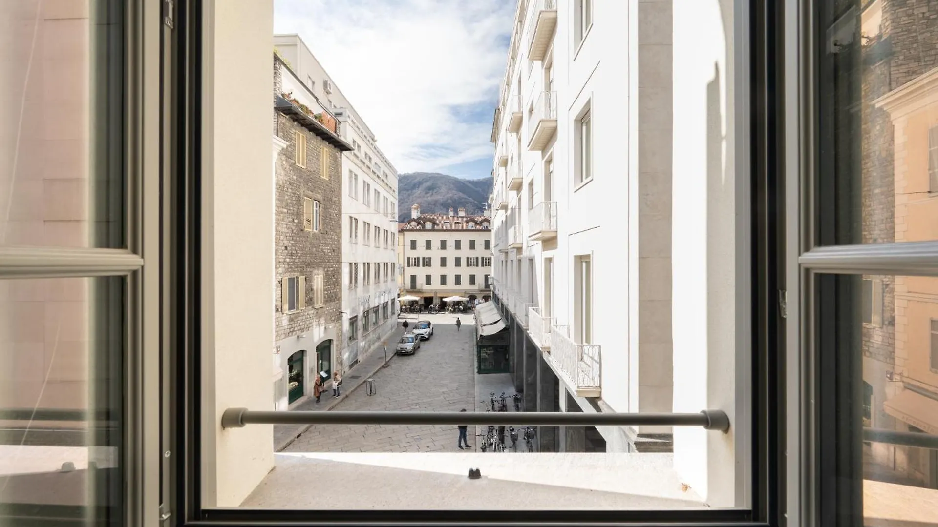 Apartment Palazzo La Cortesella - Modern Design & Central Location Como