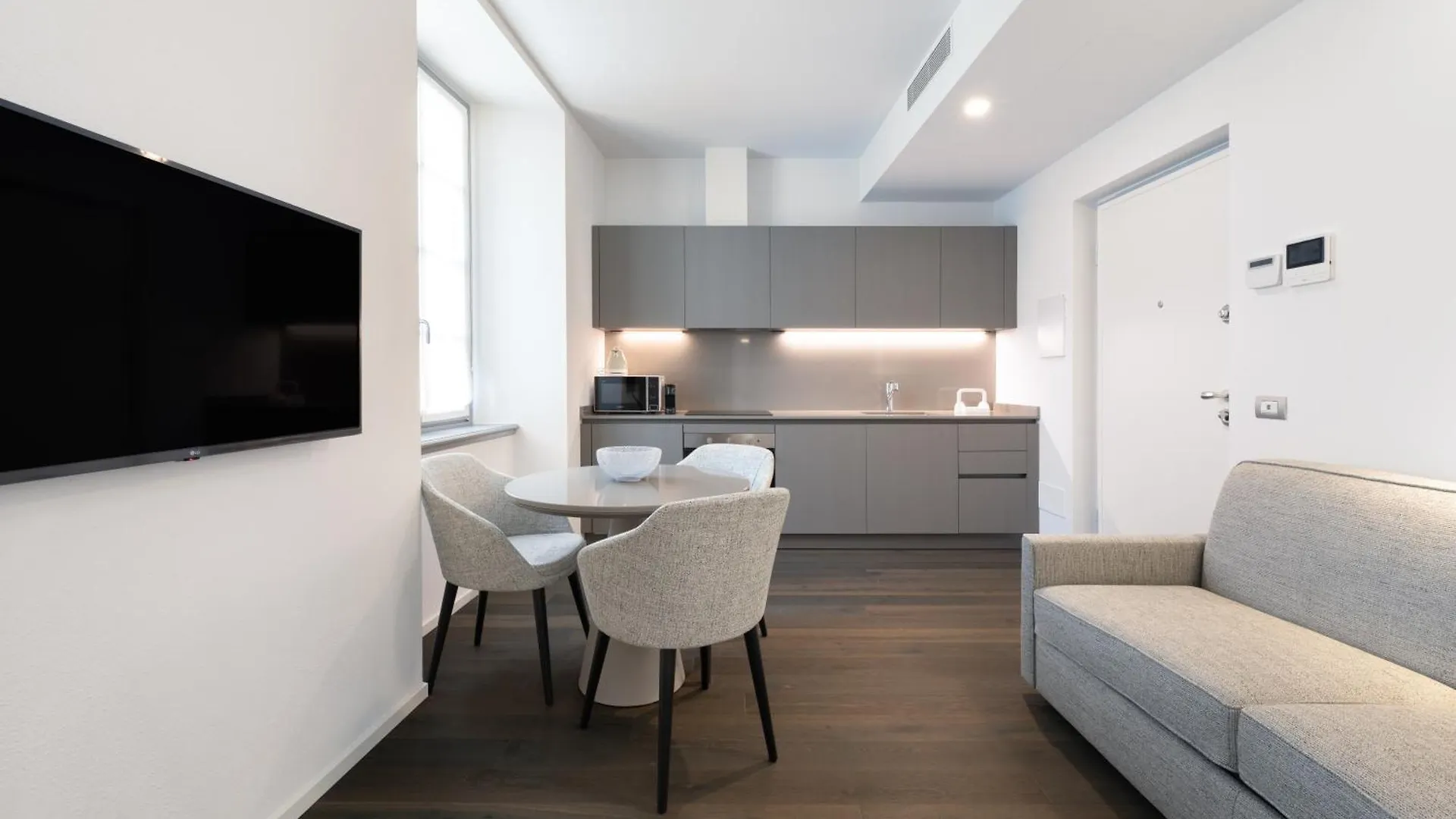 Apartment Palazzo La Cortesella - Modern Design & Central Location Como