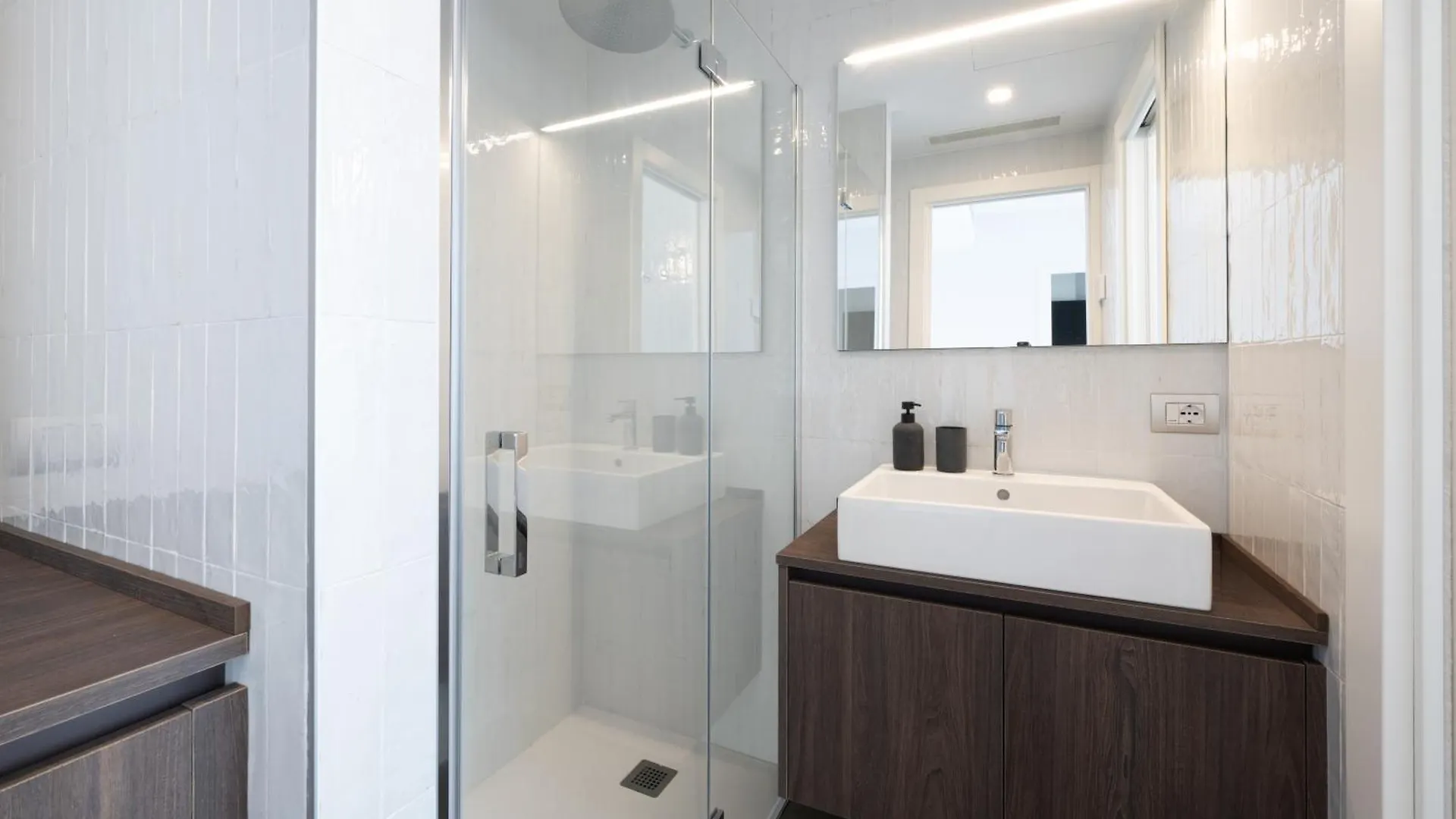 Apartment Palazzo La Cortesella - Modern Design & Central Location Como Italy