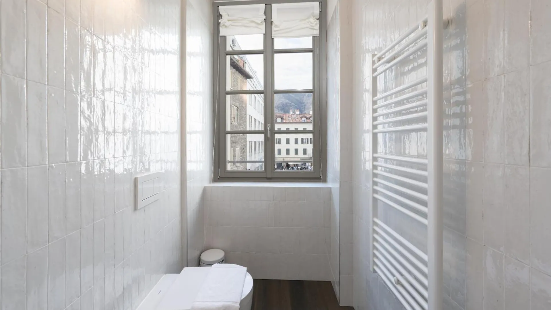Palazzo La Cortesella - Modern Design & Central Location Como Apartment