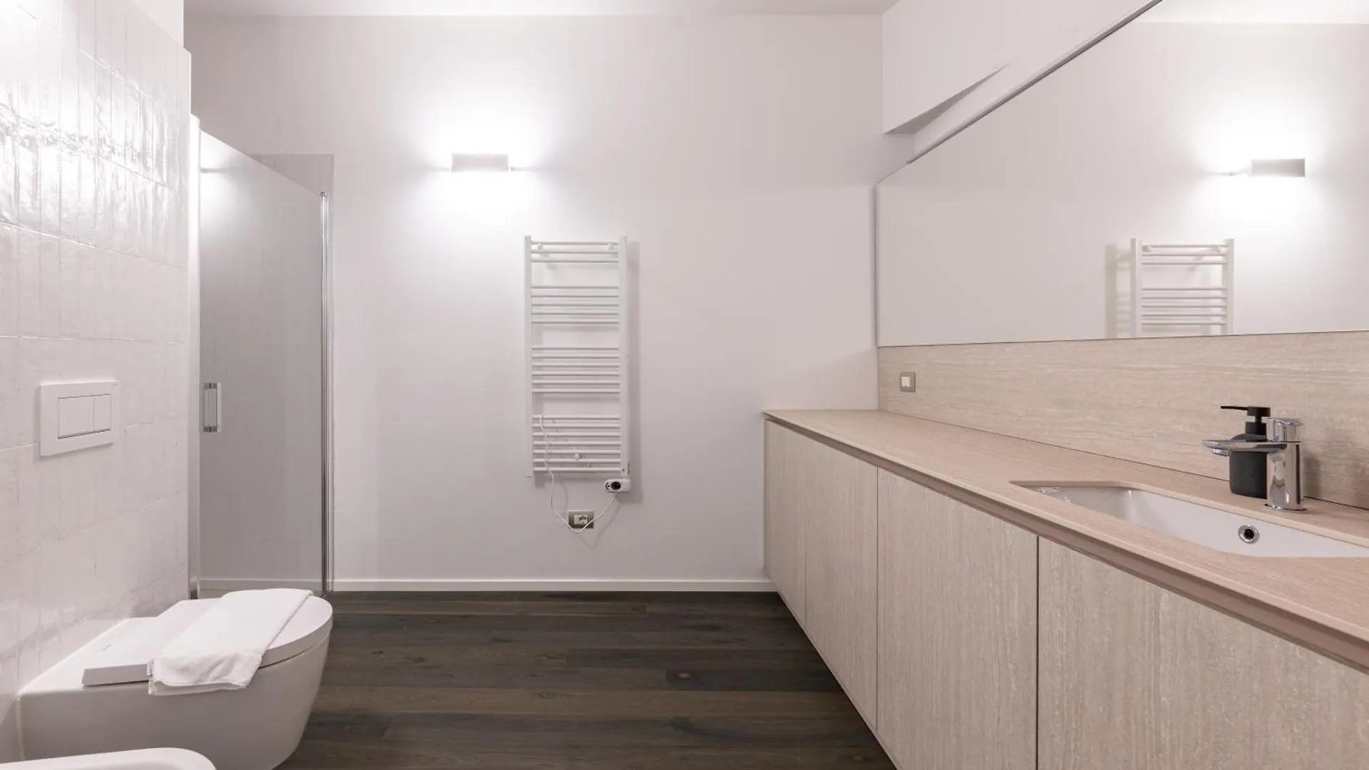 Apartment Palazzo La Cortesella - Modern Design & Central Location Como
