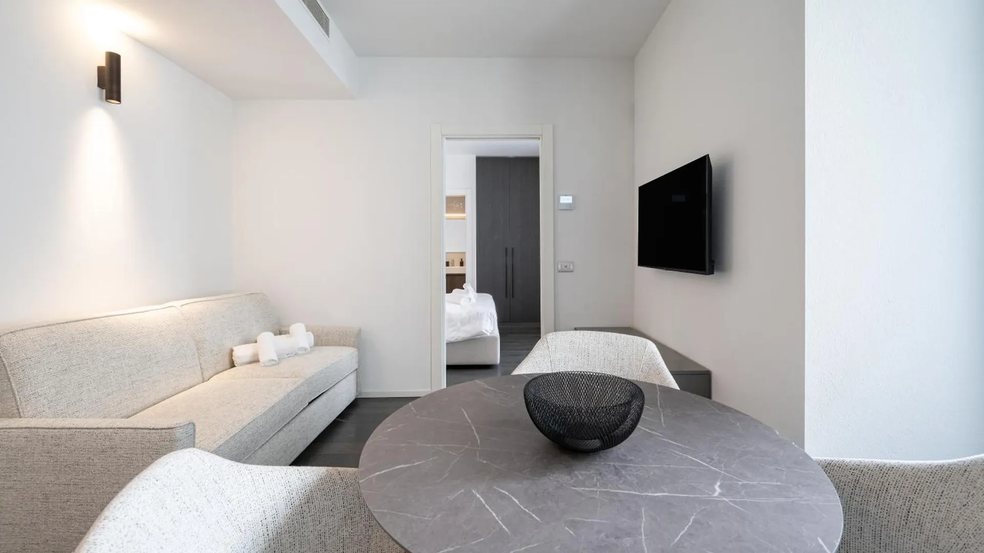 Palazzo La Cortesella - Modern Design & Central Location Como Apartment