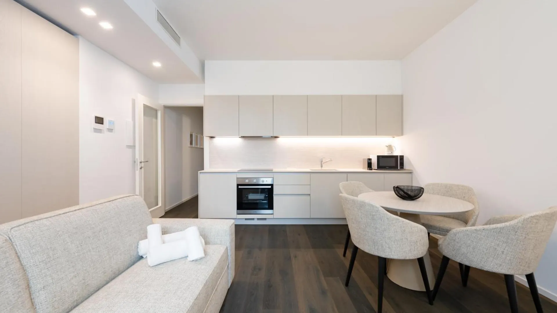 Apartment Palazzo La Cortesella - Modern Design & Central Location Como