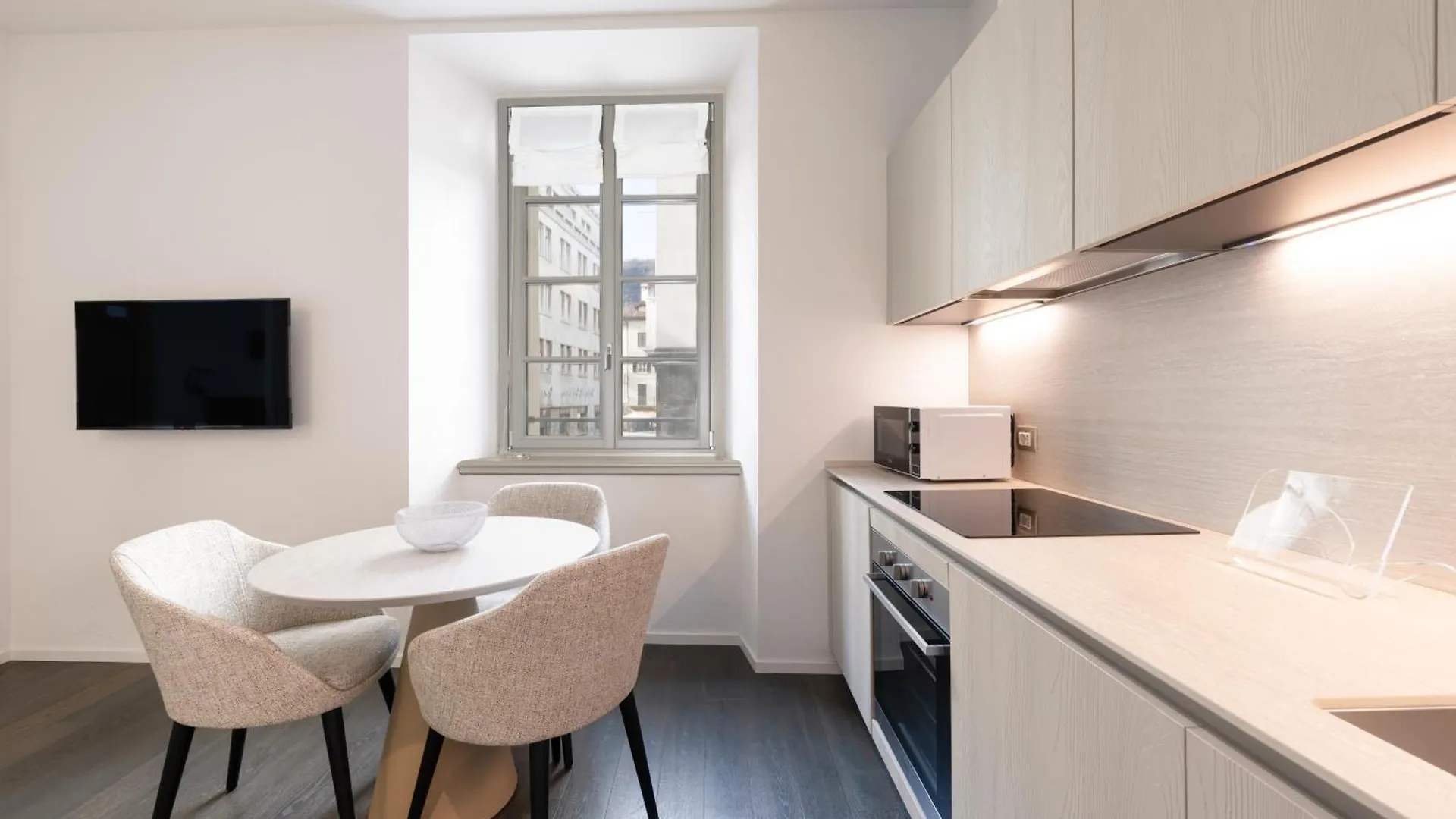 Palazzo La Cortesella - Modern Design & Central Location Como Apartment
