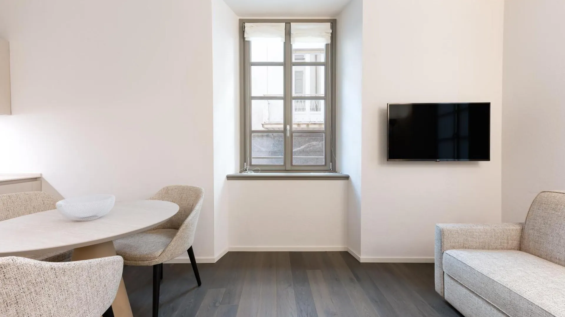 Apartment Palazzo La Cortesella - Modern Design & Central Location Como