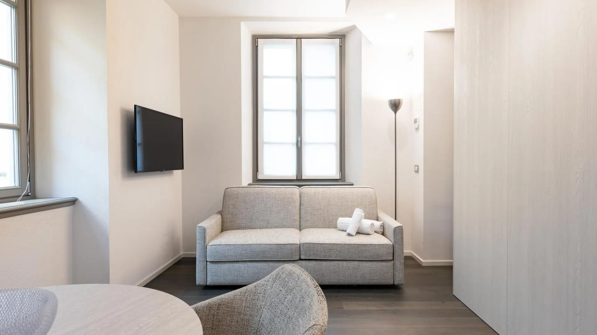 Apartment Palazzo La Cortesella - Modern Design & Central Location Como Italy