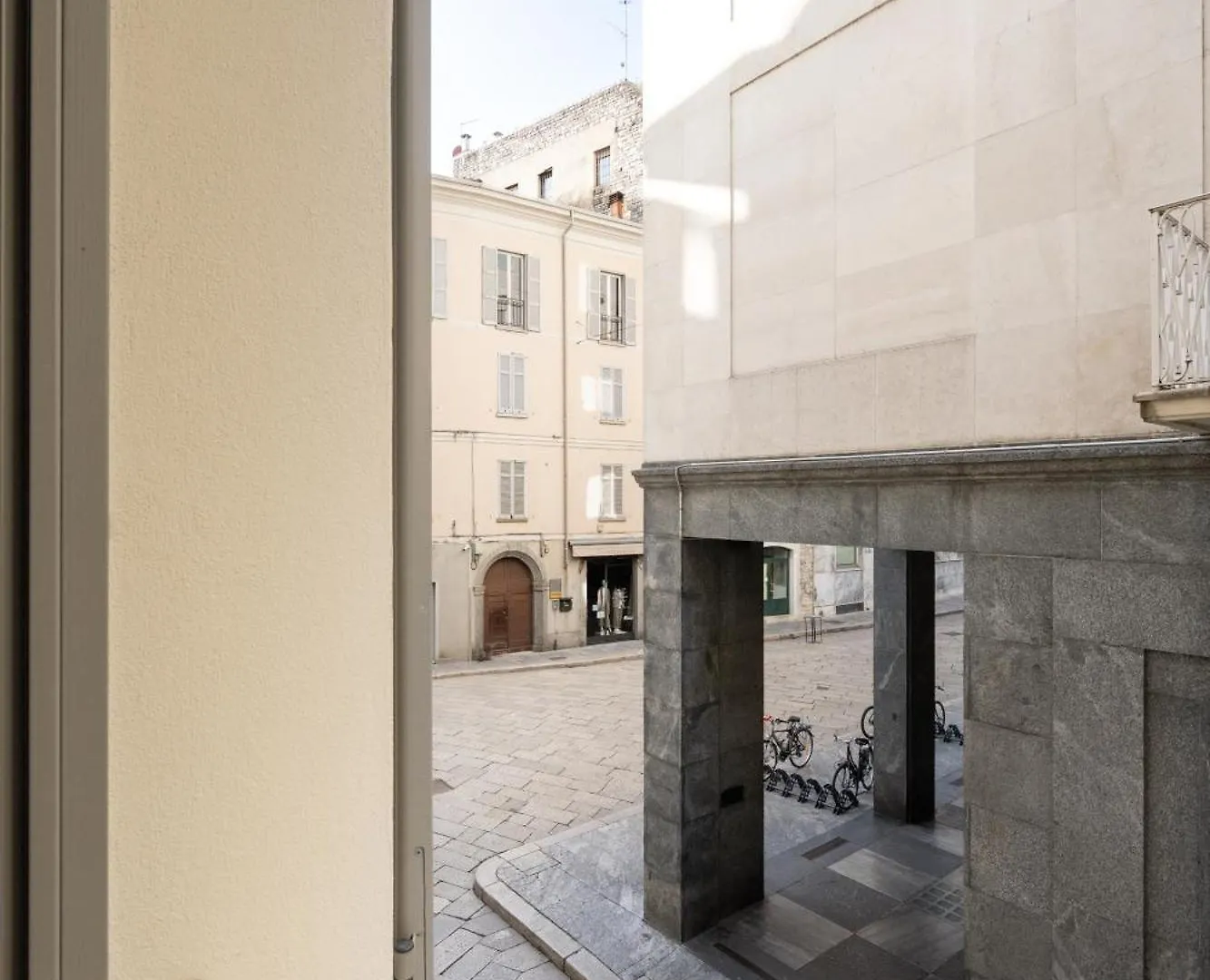 Palazzo La Cortesella - Modern Design & Central Location Como Apartment