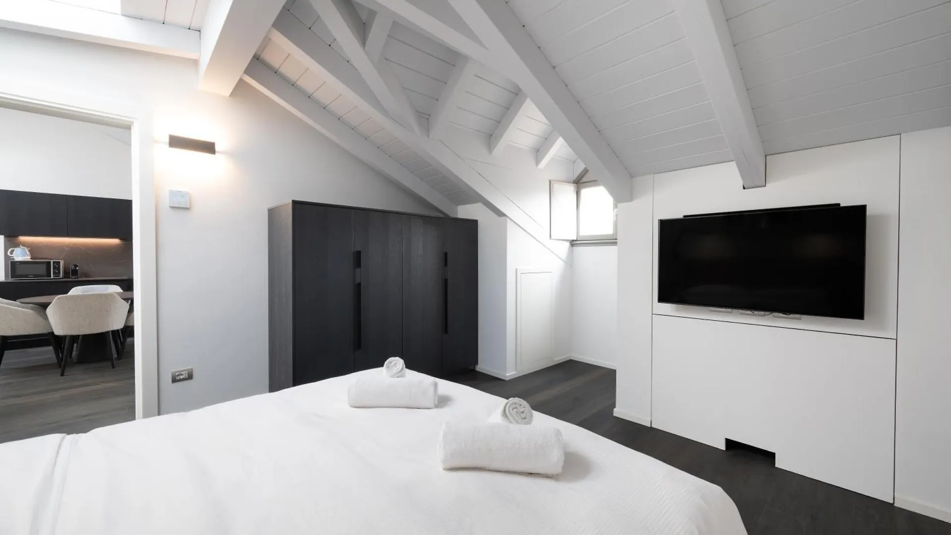 Apartment Palazzo La Cortesella - Modern Design & Central Location Como