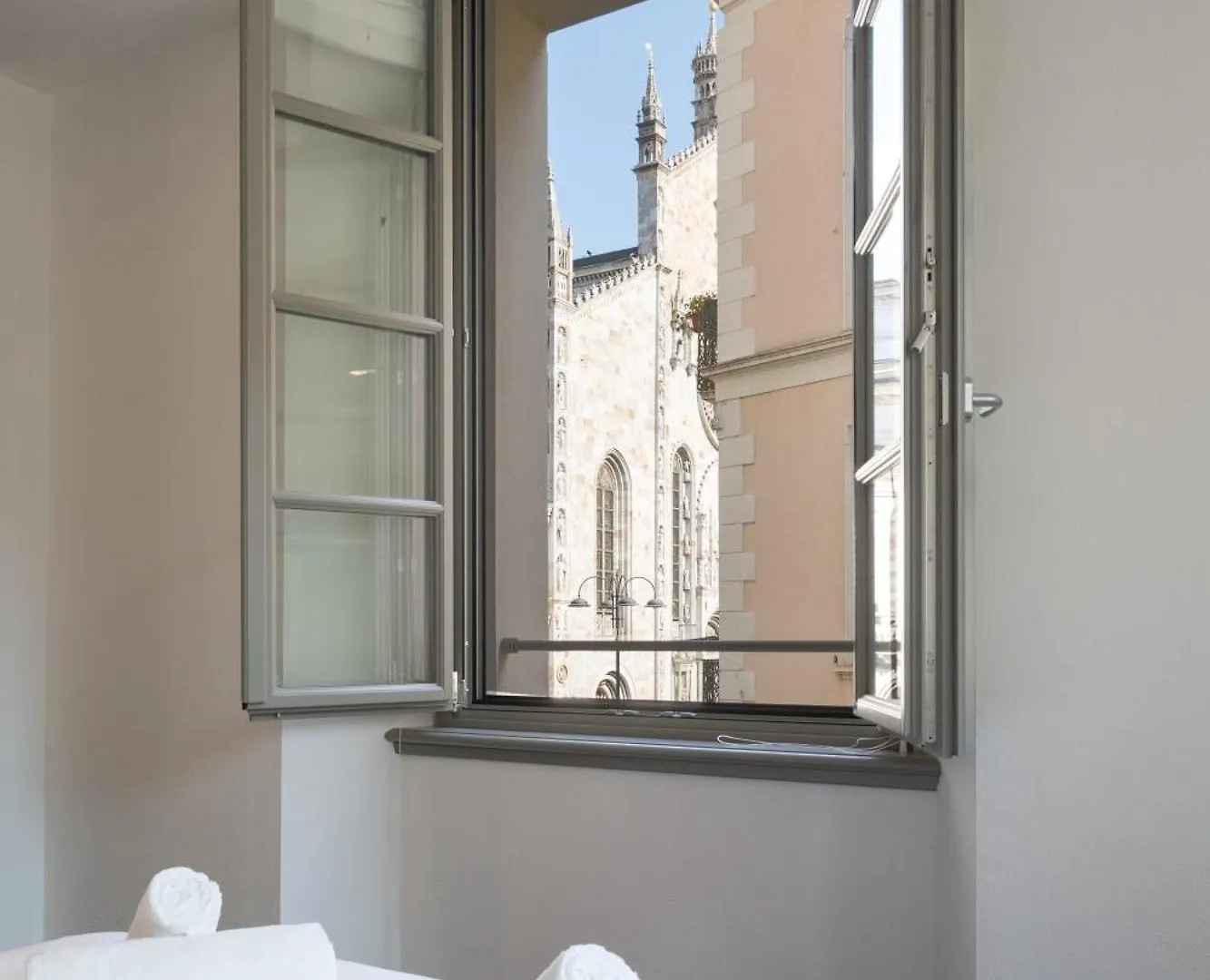 Apartment Palazzo La Cortesella - Modern Design & Central Location Como