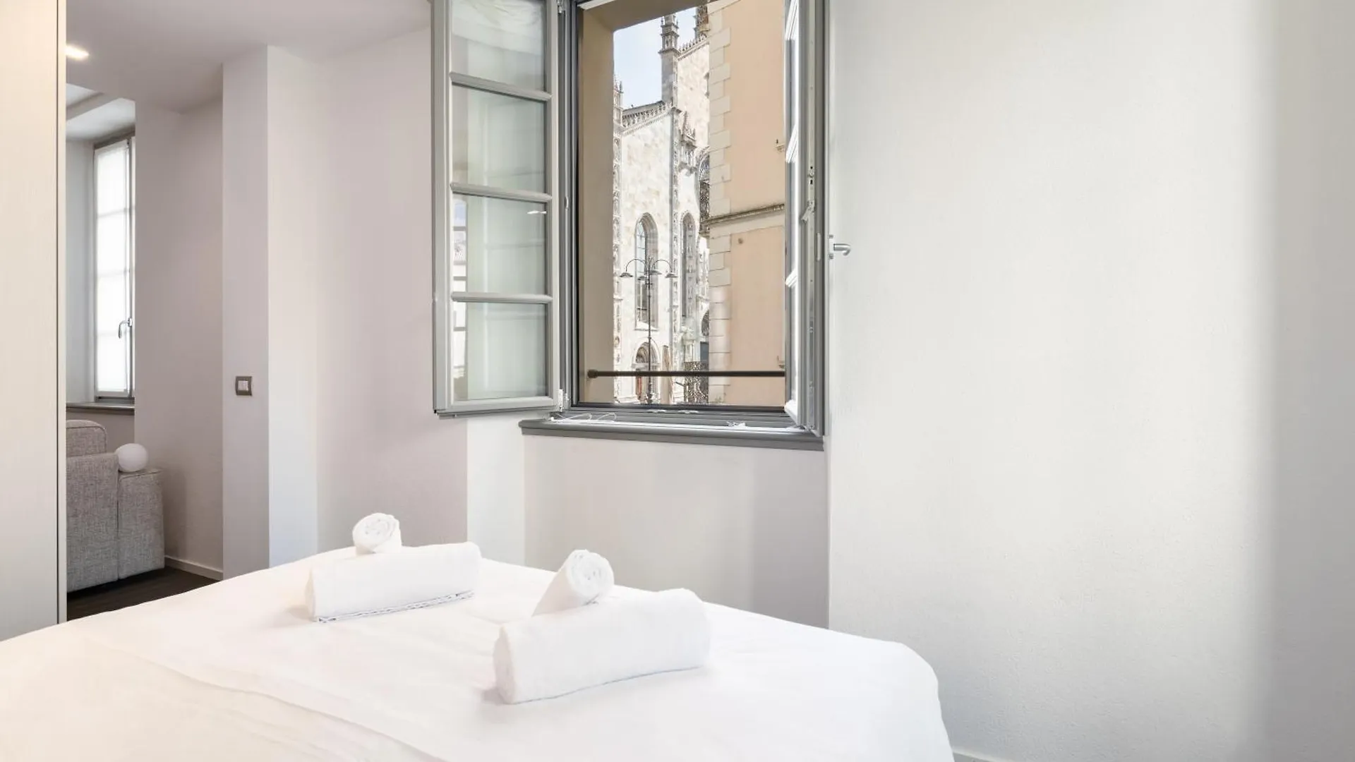 Palazzo La Cortesella - Modern Design & Central Location Como