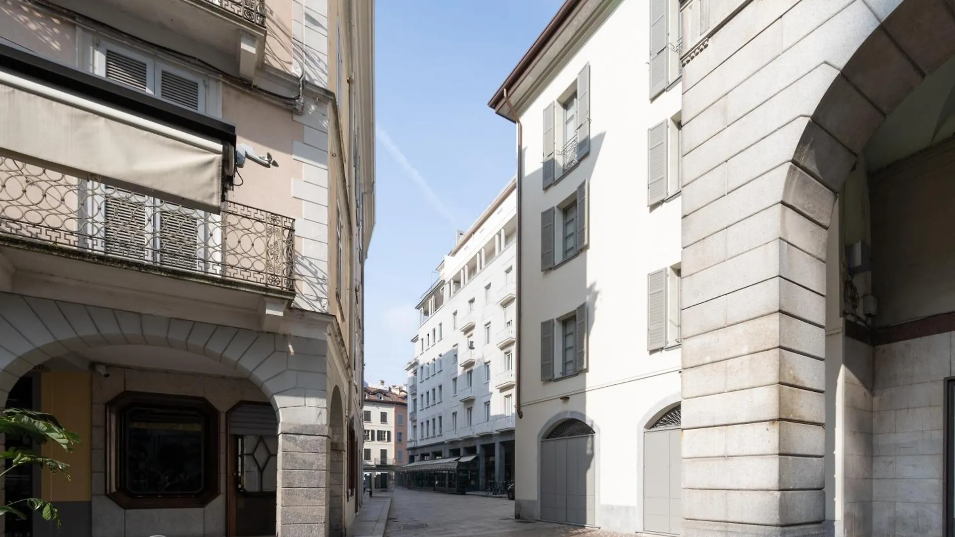 Apartment Palazzo La Cortesella - Modern Design & Central Location Como Italy