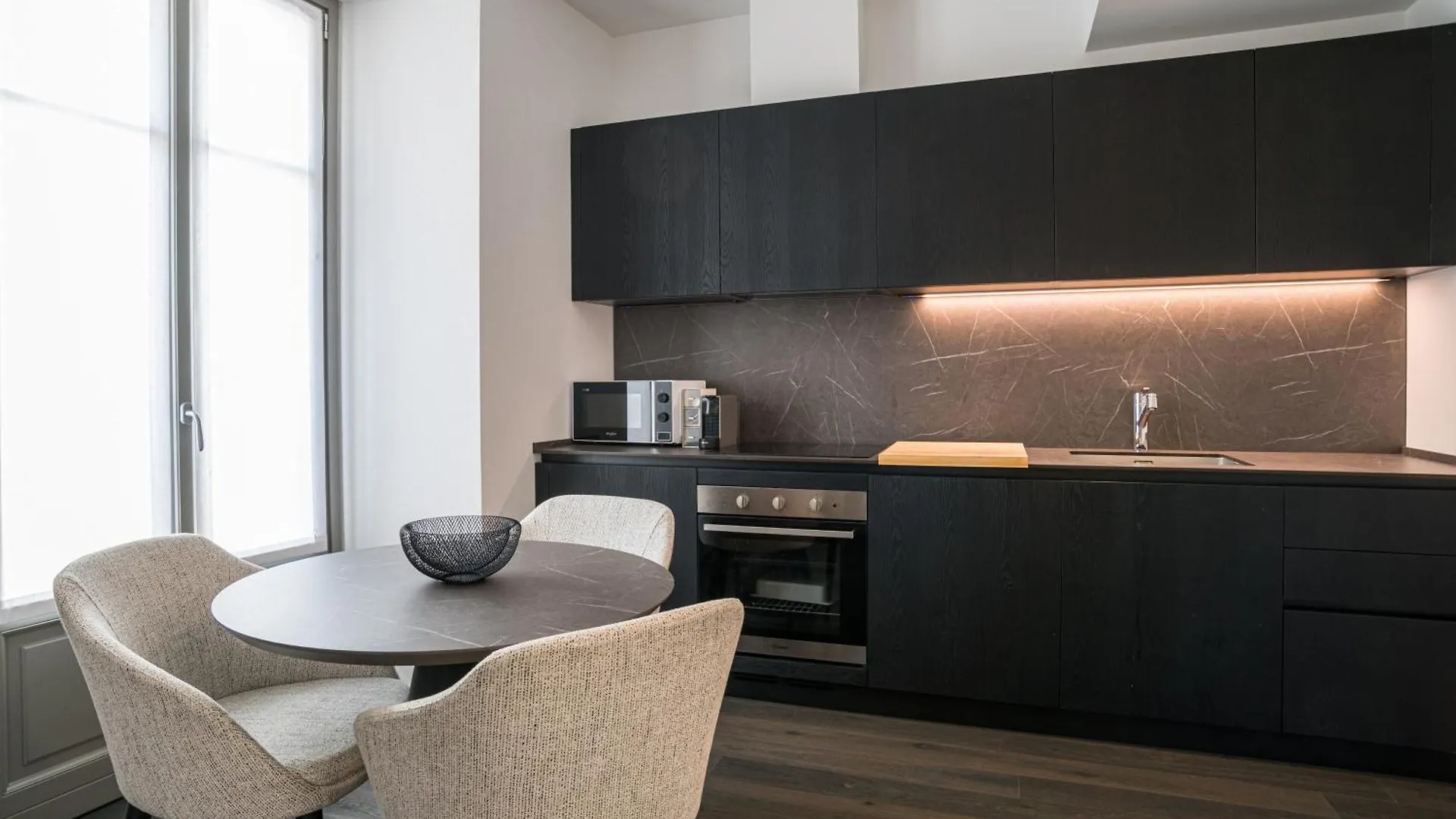 Apartment Palazzo La Cortesella - Modern Design & Central Location Como