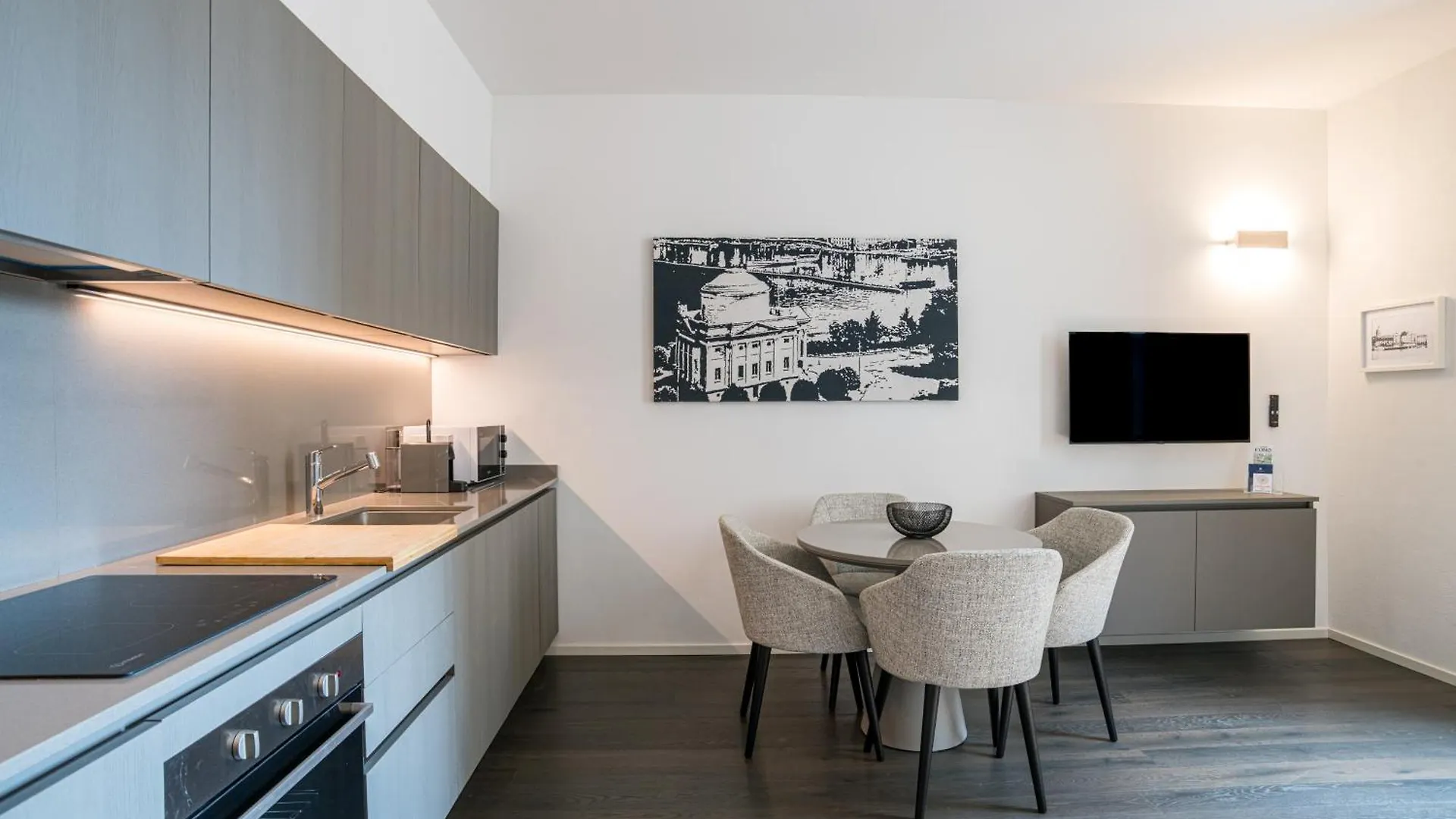 Apartment Palazzo La Cortesella - Modern Design & Central Location Como