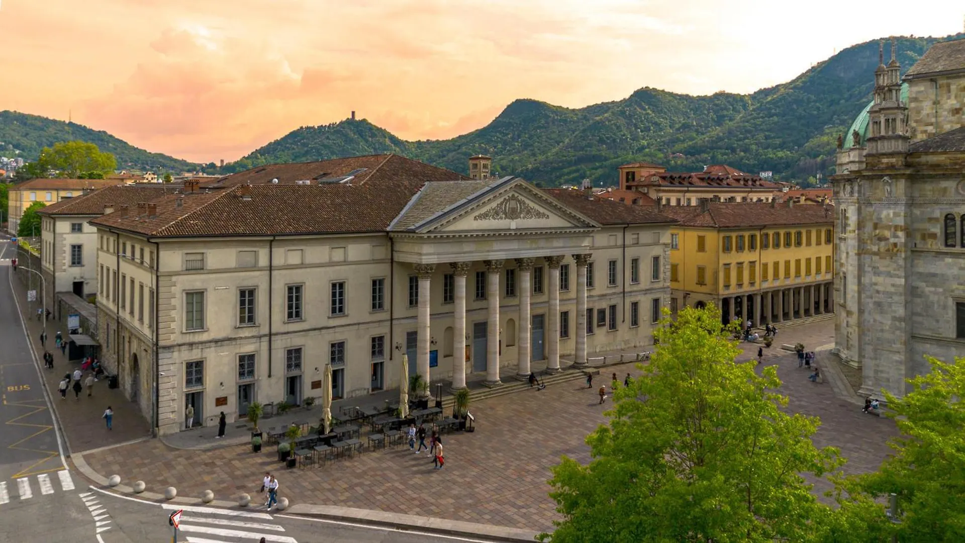 Palazzo La Cortesella - Modern Design & Central Location كومو شقة