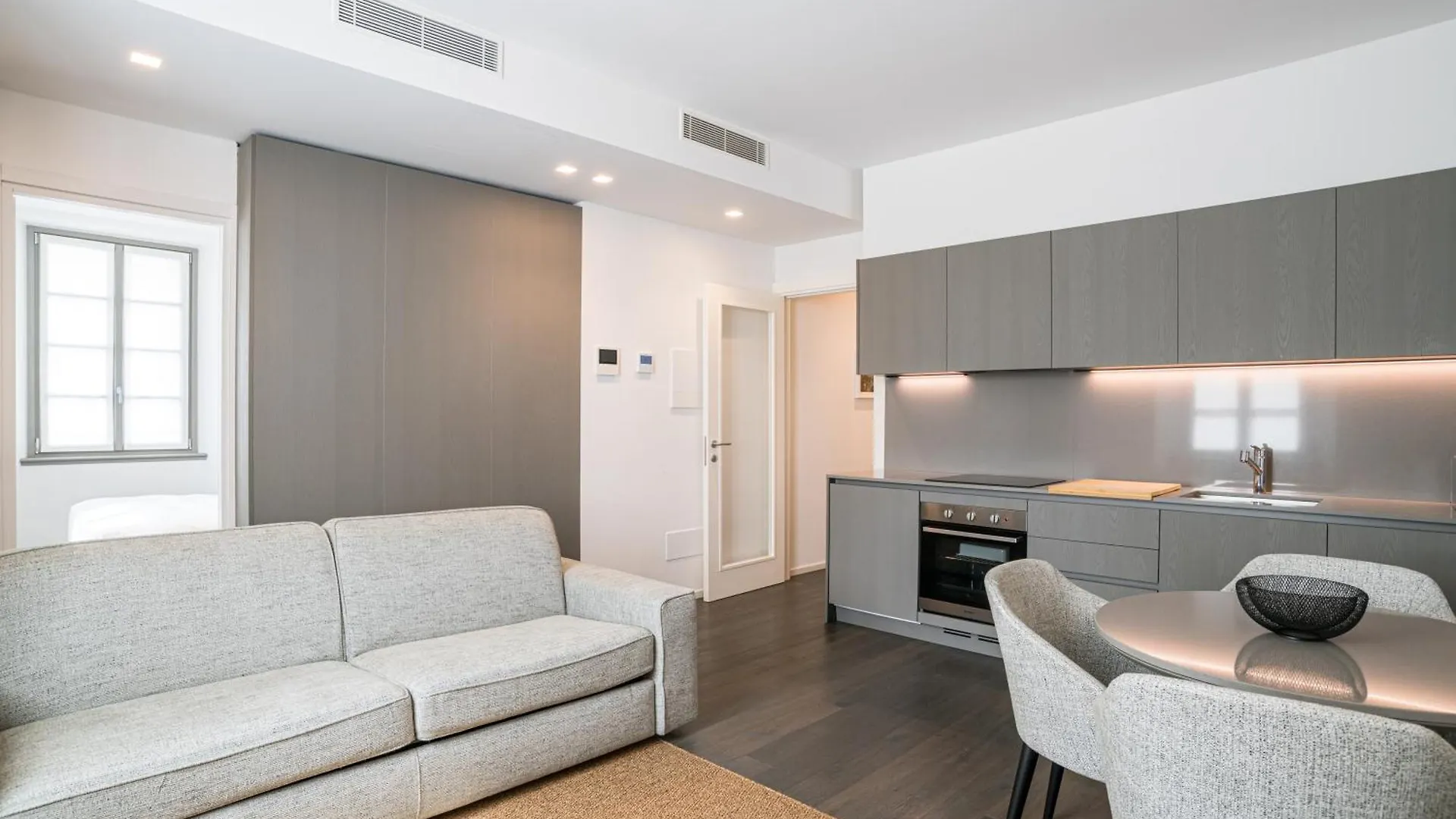 Palazzo La Cortesella - Modern Design & Central Location كومو شقة
