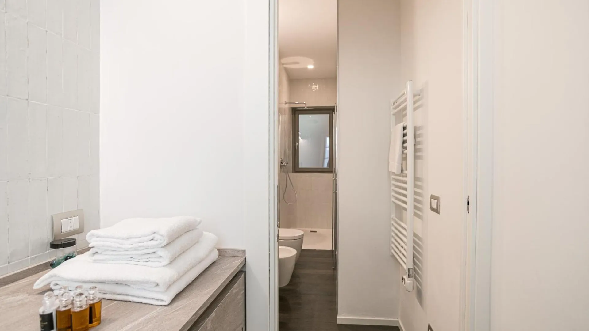 Palazzo La Cortesella - Modern Design & Central Location Como Apartment
