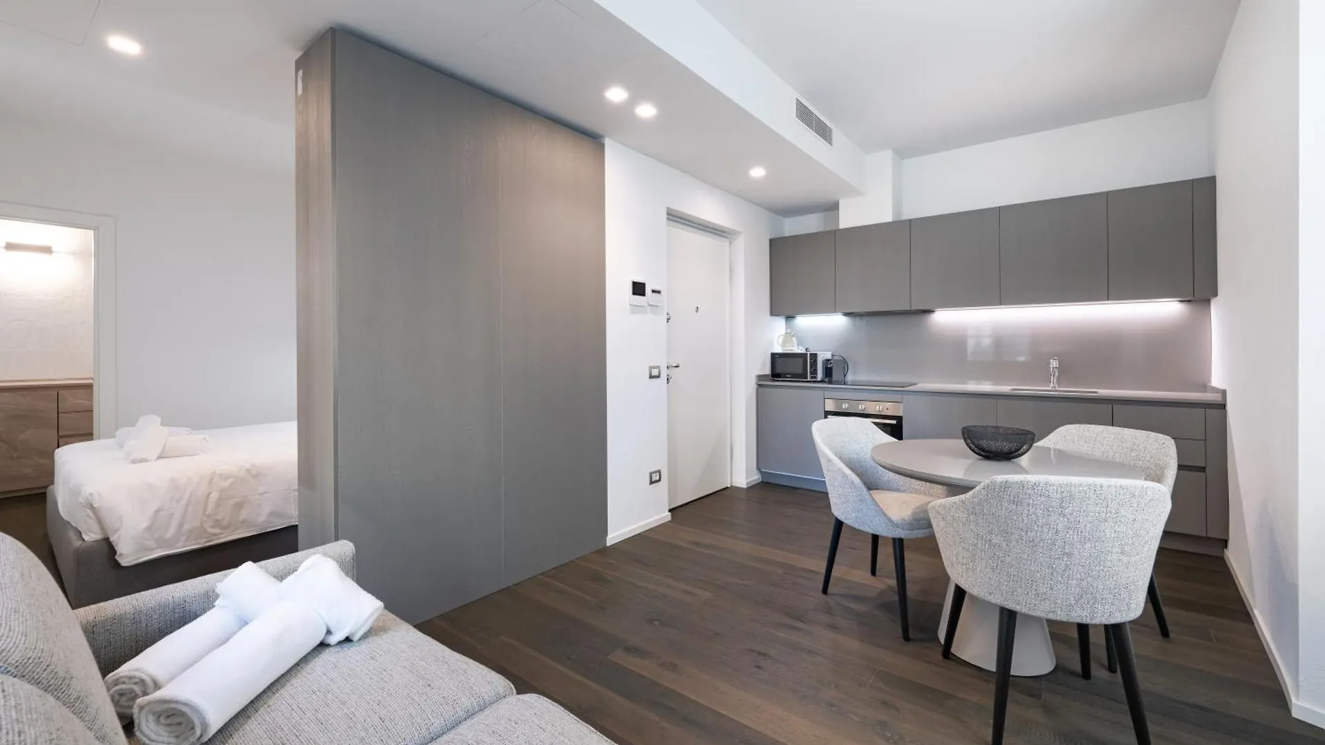 Palazzo La Cortesella - Modern Design & Central Location Como