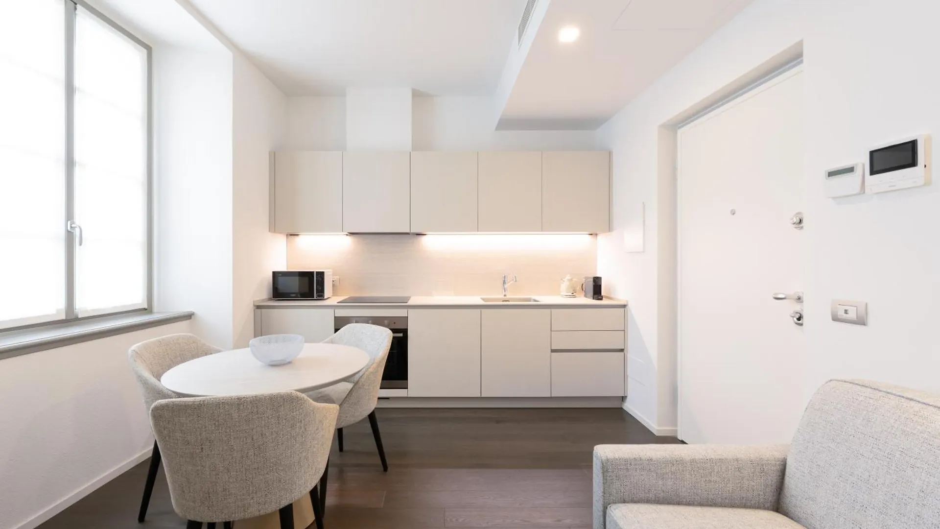 Palazzo La Cortesella - Modern Design & Central Location Como Apartment
