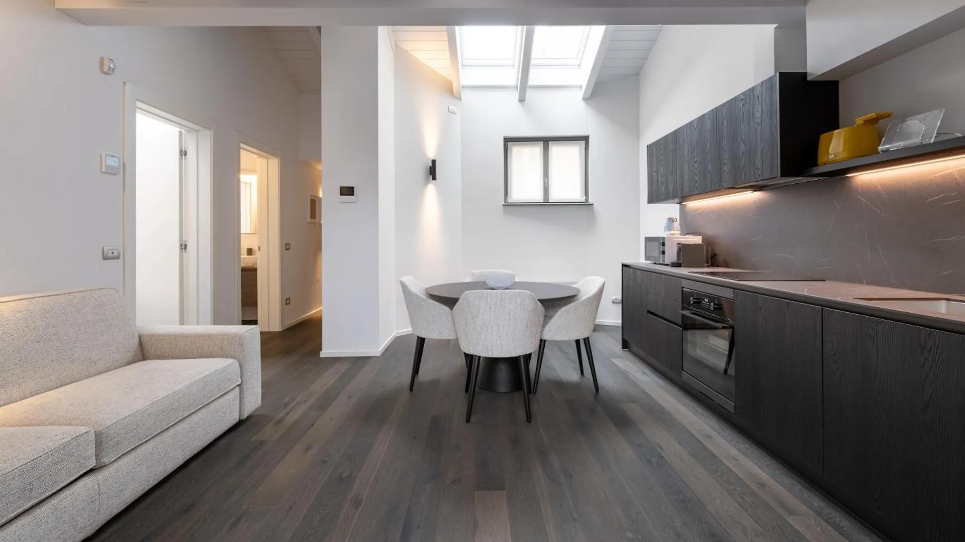 Palazzo La Cortesella - Modern Design & Central Location Como