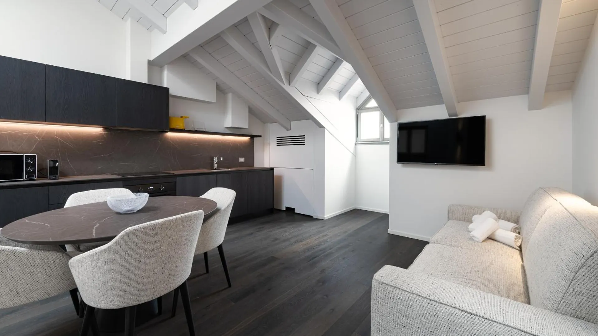 Palazzo La Cortesella - Modern Design & Central Location Como