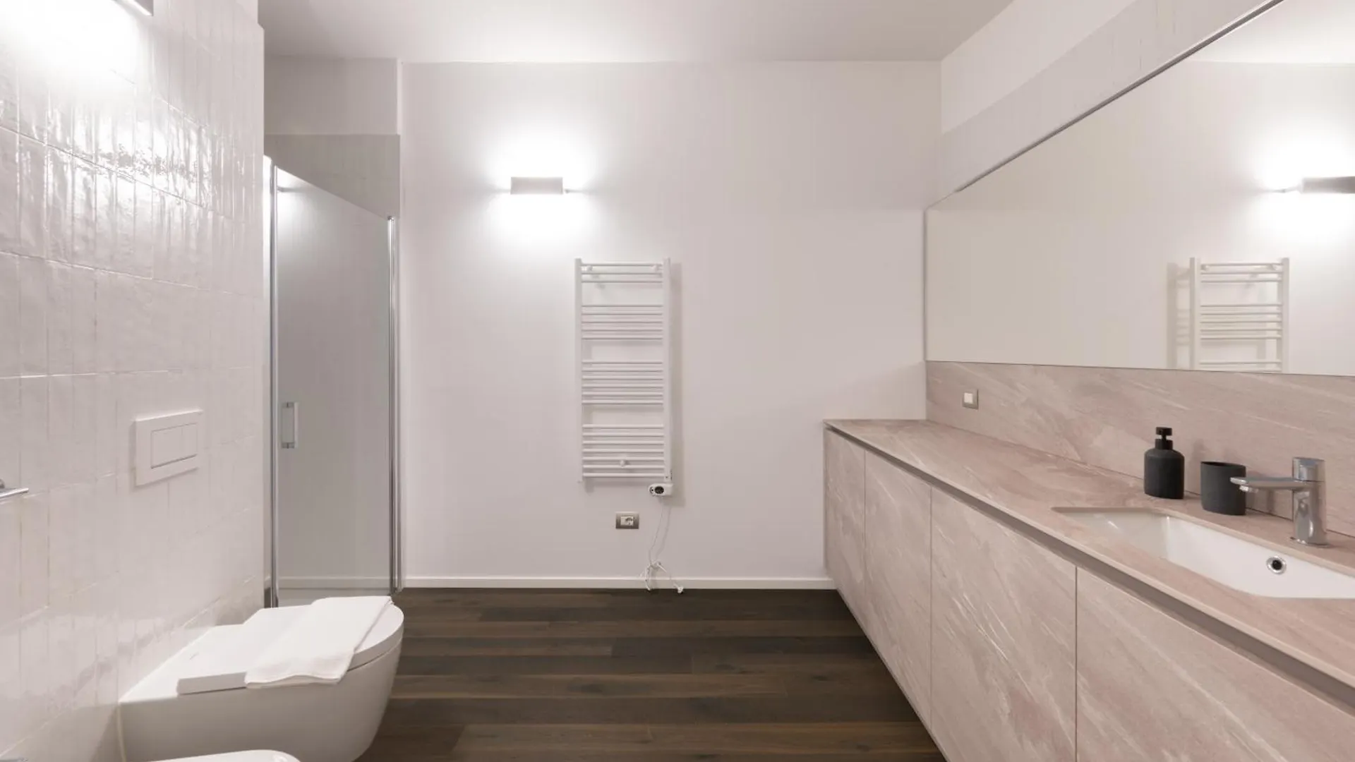 Palazzo La Cortesella - Modern Design & Central Location Como Apartment