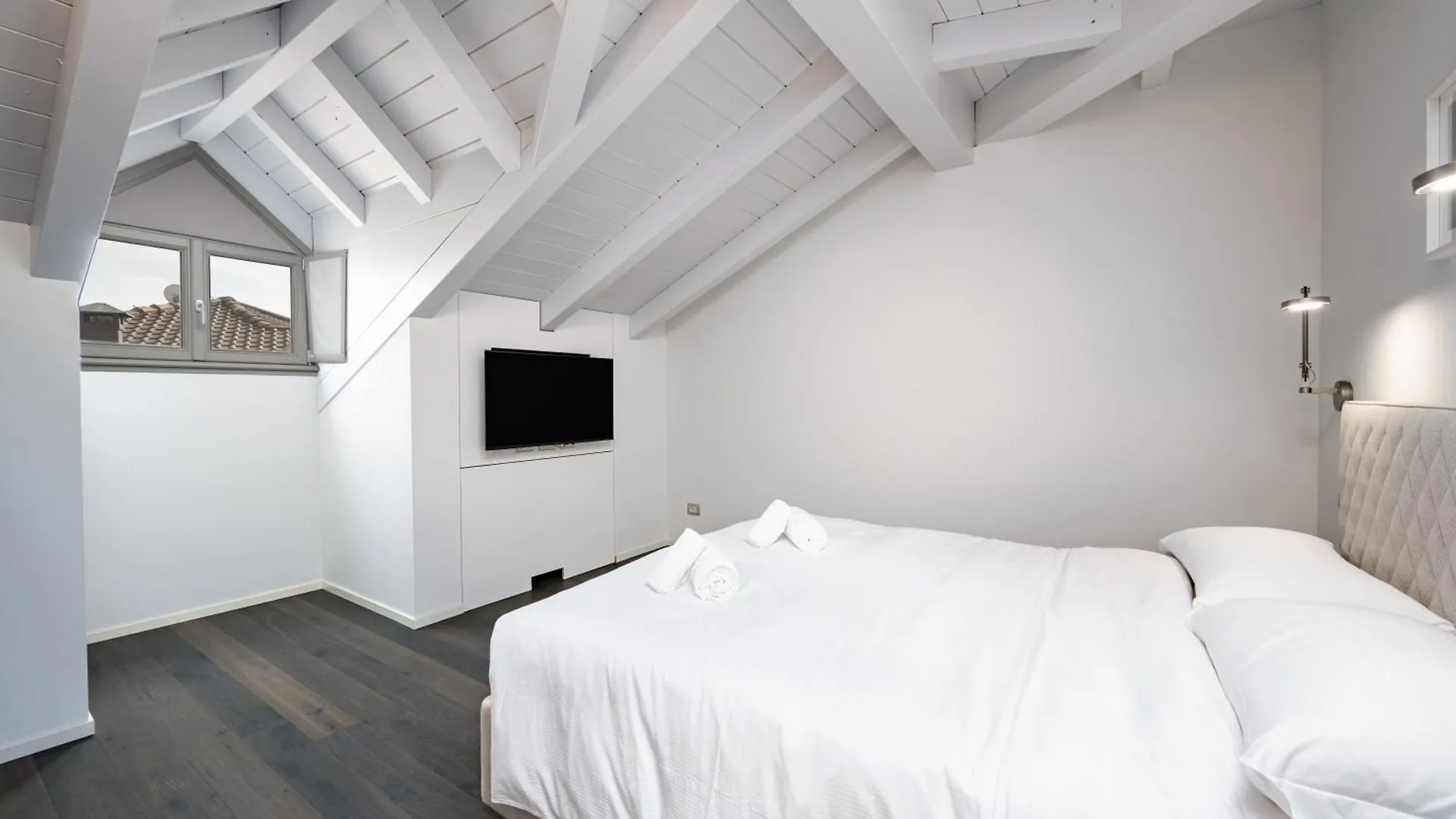 Apartment Palazzo La Cortesella - Modern Design & Central Location Como