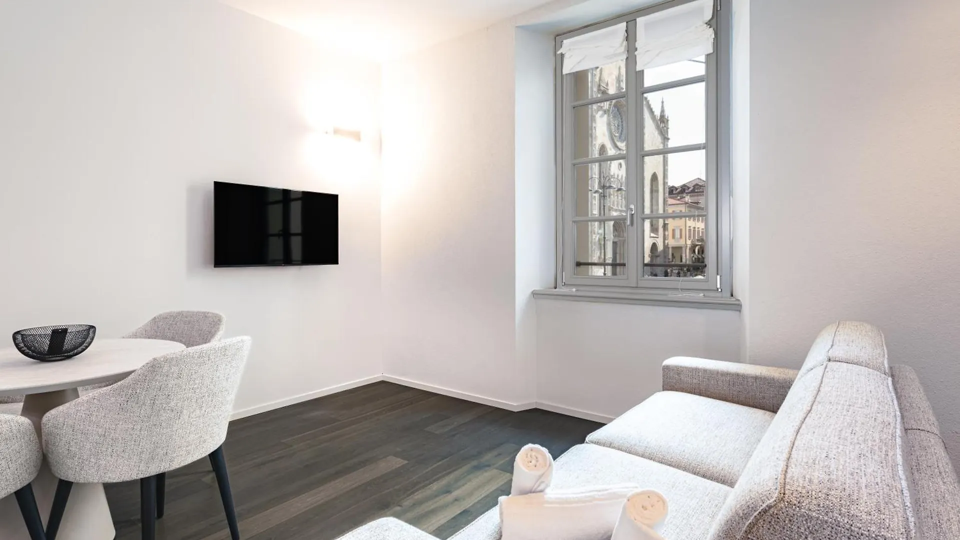 Palazzo La Cortesella - Modern Design & Central Location Como