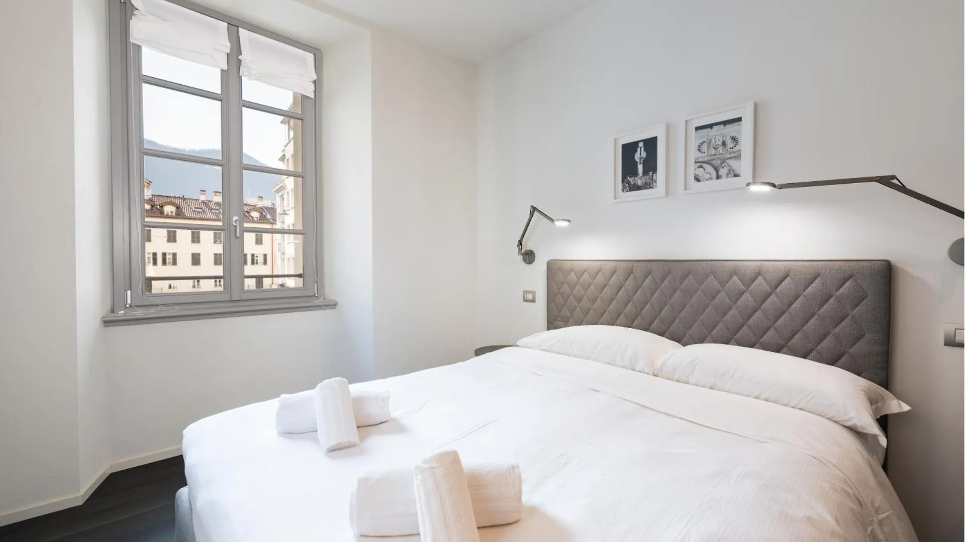 Palazzo La Cortesella - Modern Design & Central Location Como Apartment