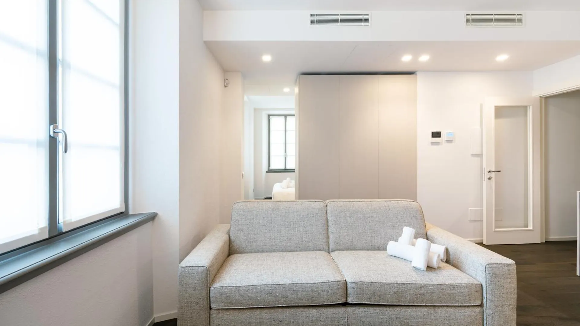 Palazzo La Cortesella - Modern Design & Central Location Como Apartment