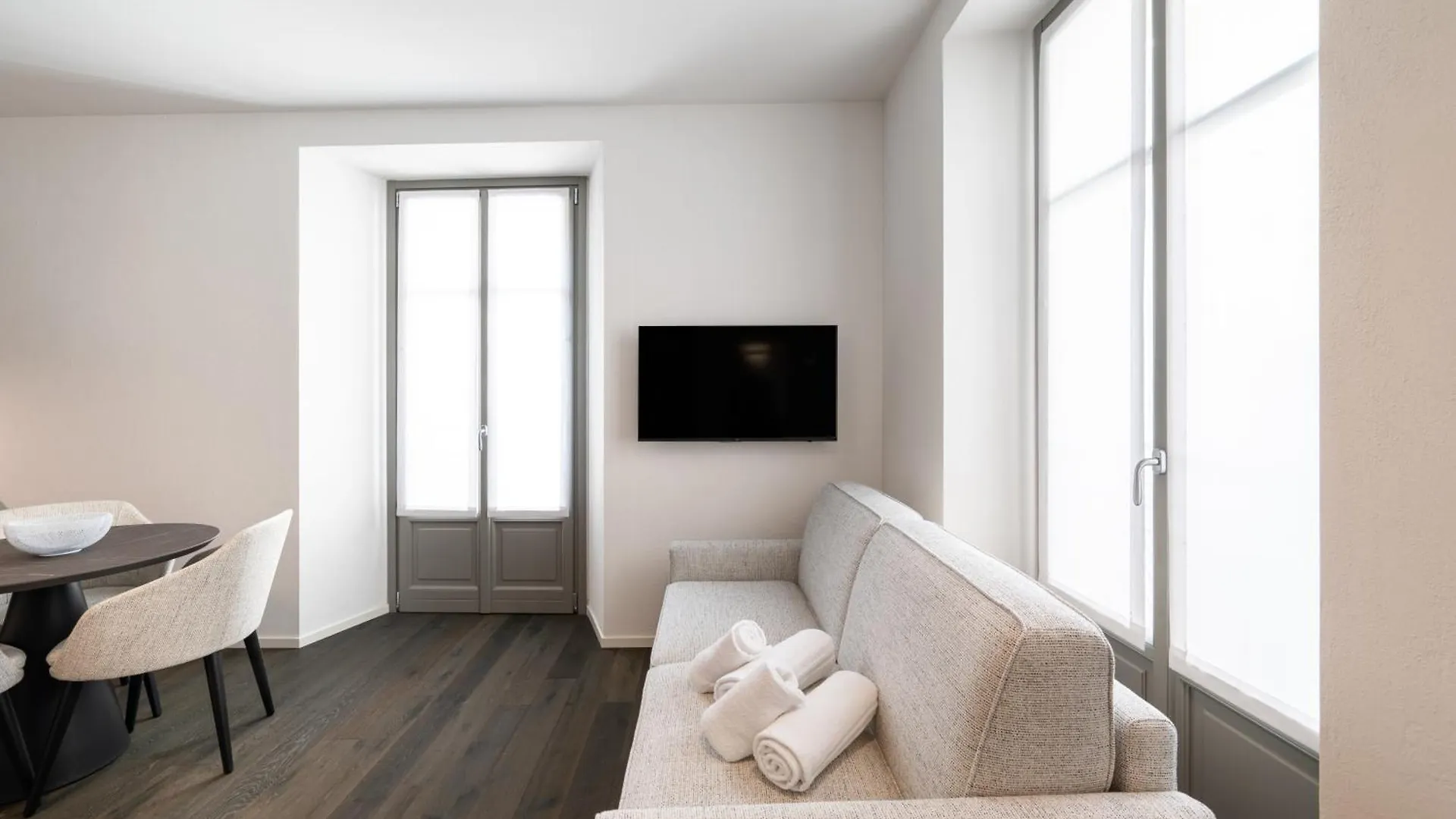 Apartment Palazzo La Cortesella - Modern Design & Central Location Como