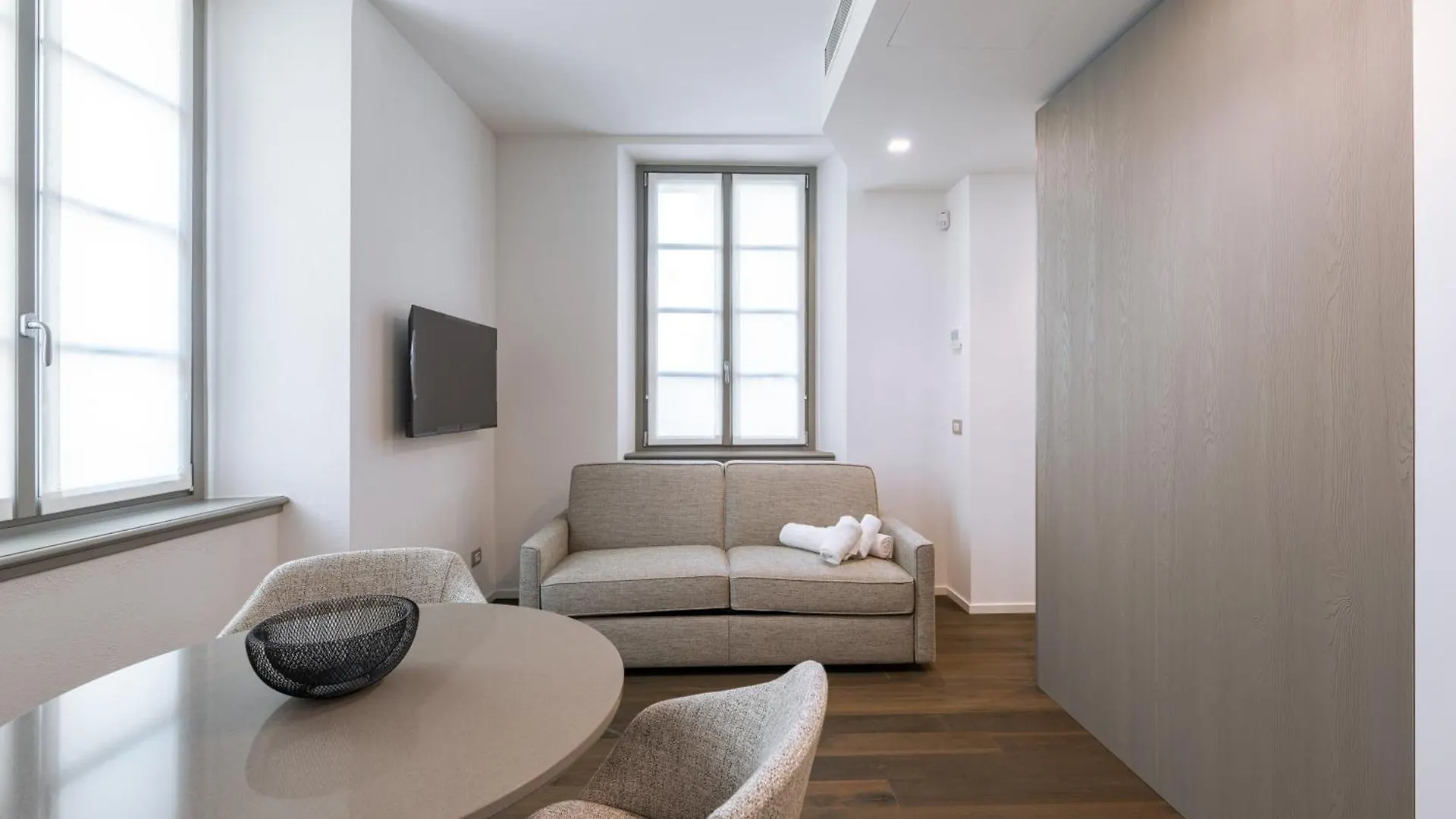 Apartment Palazzo La Cortesella - Modern Design & Central Location Como