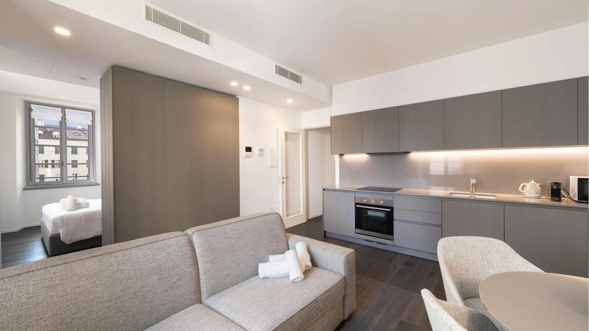 Apartment Palazzo La Cortesella - Modern Design & Central Location Como