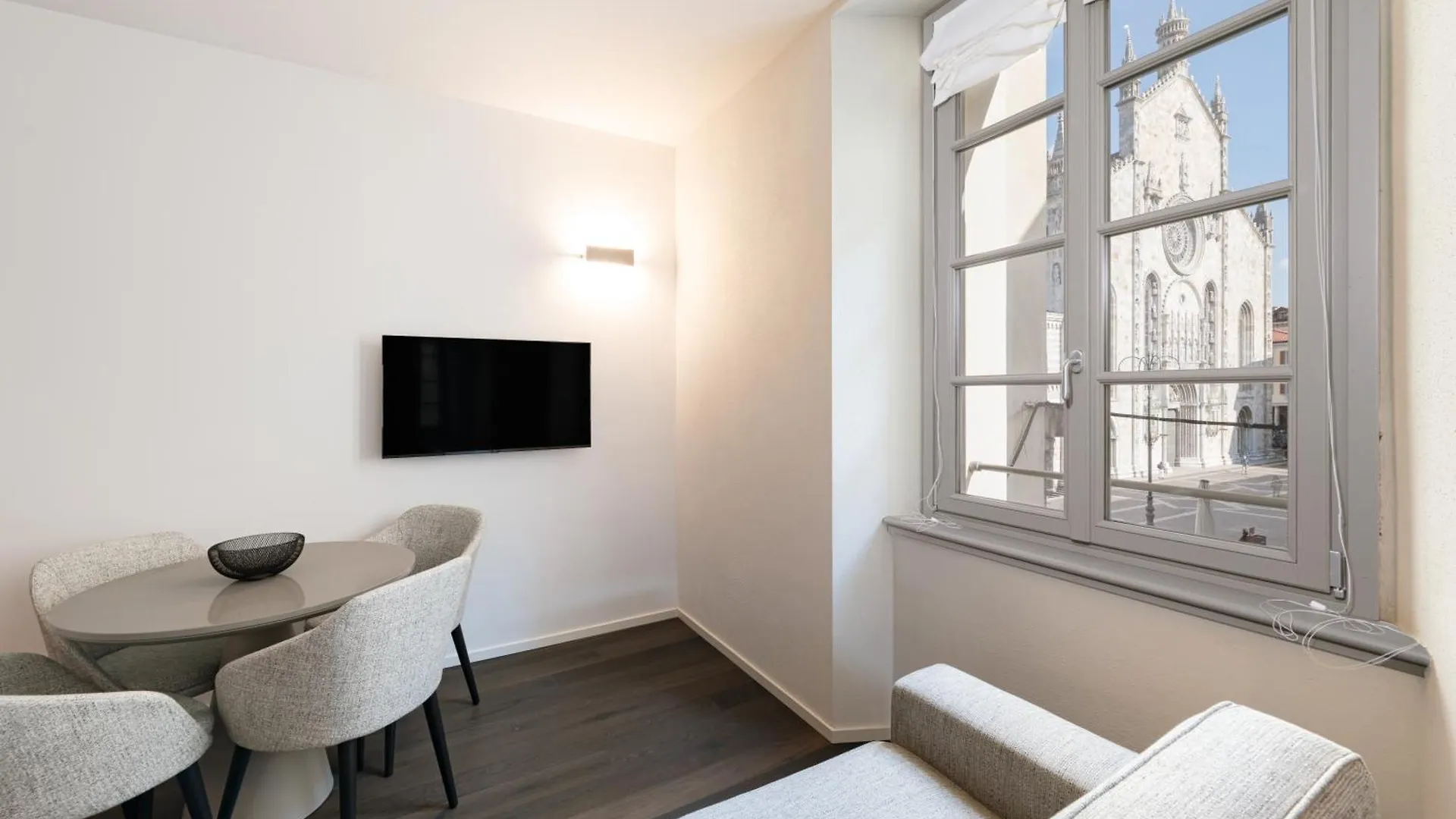 Palazzo La Cortesella - Modern Design & Central Location Como Apartment