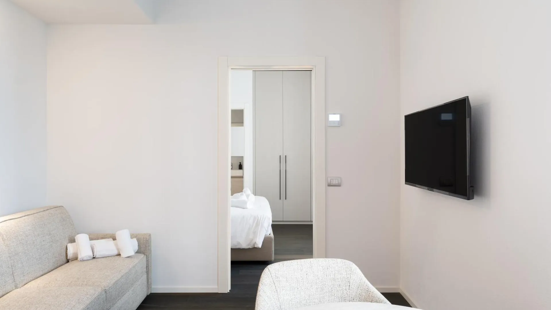 Apartment Palazzo La Cortesella - Modern Design & Central Location Como